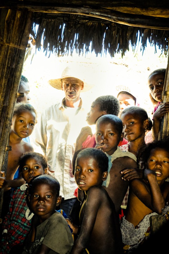 While visiting the hut of the king of this village, many curious onlookers eavesdropped. 
