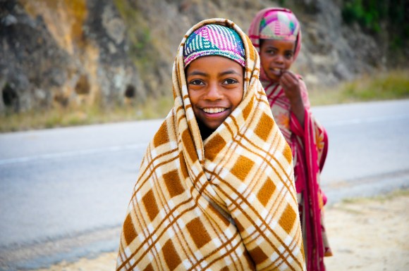 On the side of the road, these children accompanied their mother who was selling straw bags and hats.